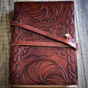 Urgudinnan-Anteckningsbok, läderbok med håndgjord design.