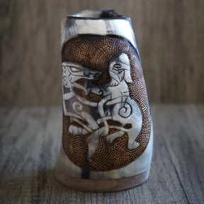 Handsnidad hornmugg: Thyr och Fenris-motiv, två-färgad horn (kräm över mörkbrun) med utgraverad mytologisk scen i medaljong