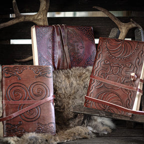 Urgudinnan-Anteckningsbok, läderbok med håndgjord design.