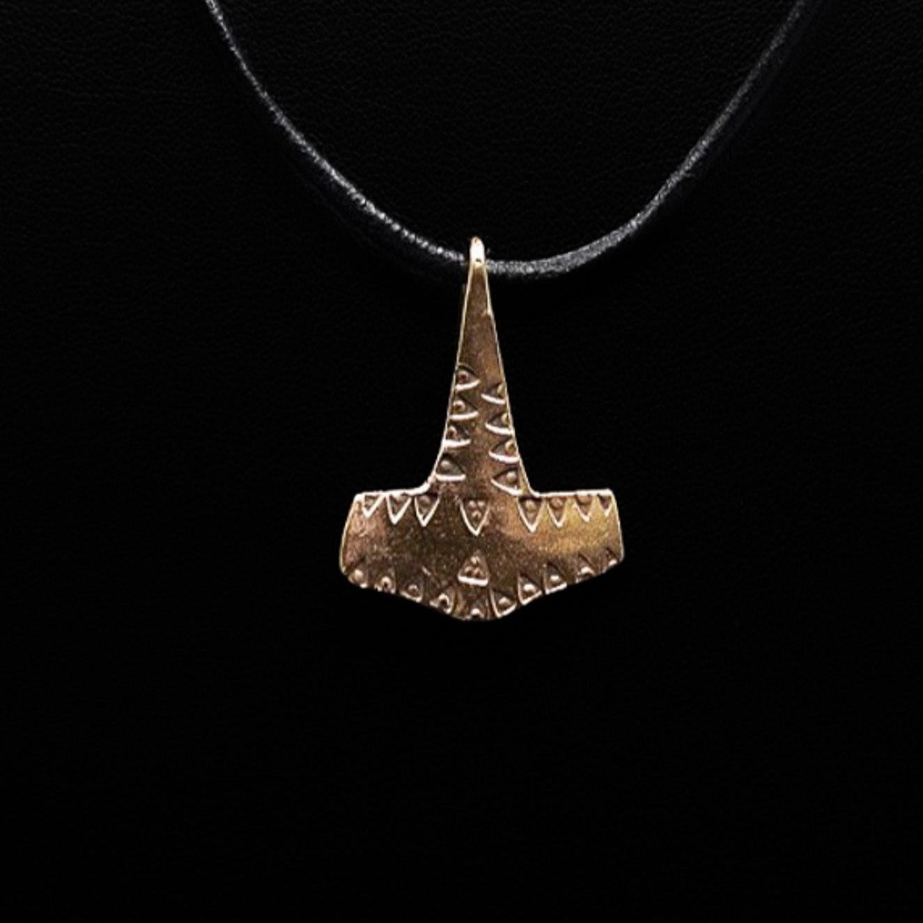 Torshammare med slaget mönster, brons, smycke med vikingtemadesign.