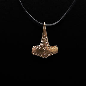 Torshammare med slaget mönster, brons, smycke med vikingtemadesign.