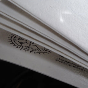 Mårbok-sida visar runmotiv med precis linjestil. Text på ryggen visar 'Omslags design av Nordlys © 2022 av Nordlys'. Visar produktkvalitet och formgivning.