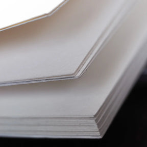 Närbild av boks rygg och sidkanter. Visar bindnings- och sidkvalitet på mårbok.