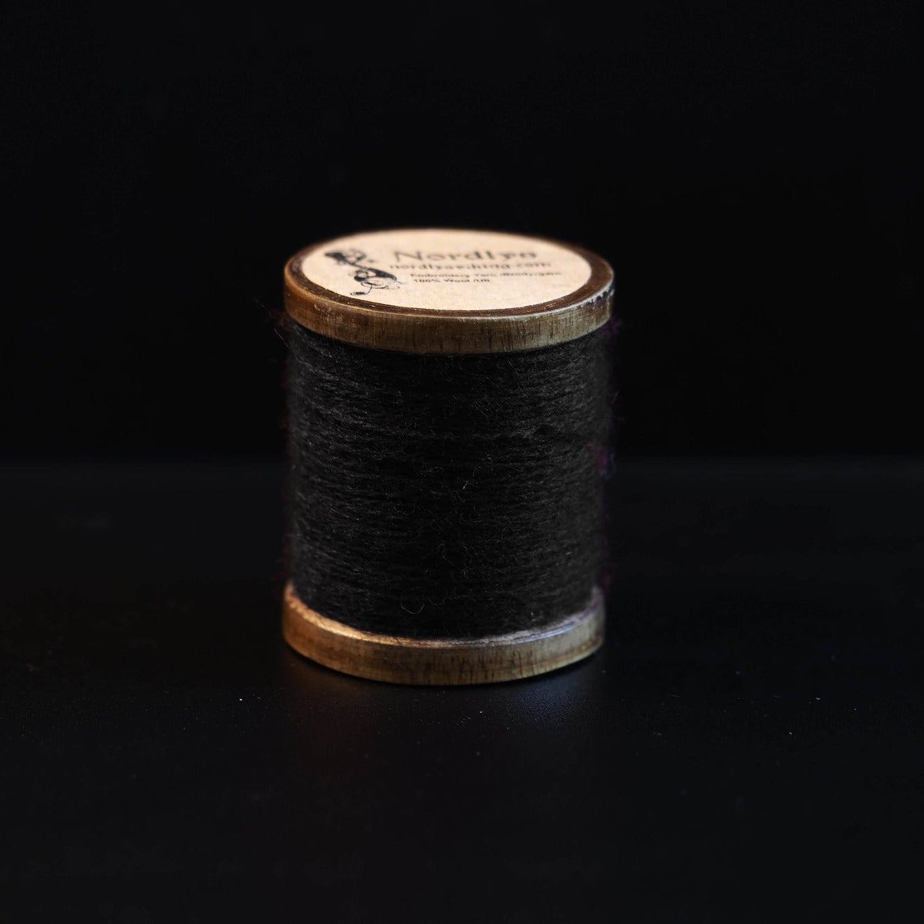Dybrød broderitråd 100% uld på træspole, 50 meter på Nordlysviking mærket spole