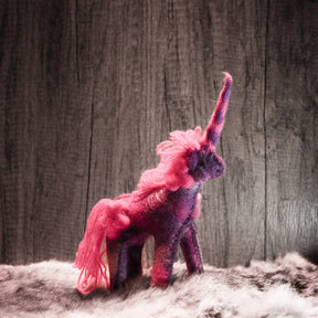 Tovad enhörning, lila, tovad rosa enhörning med blommor.