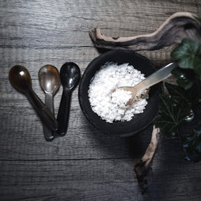 Saltsked i horn, dryckeshorn för vikingmetodisk servering.