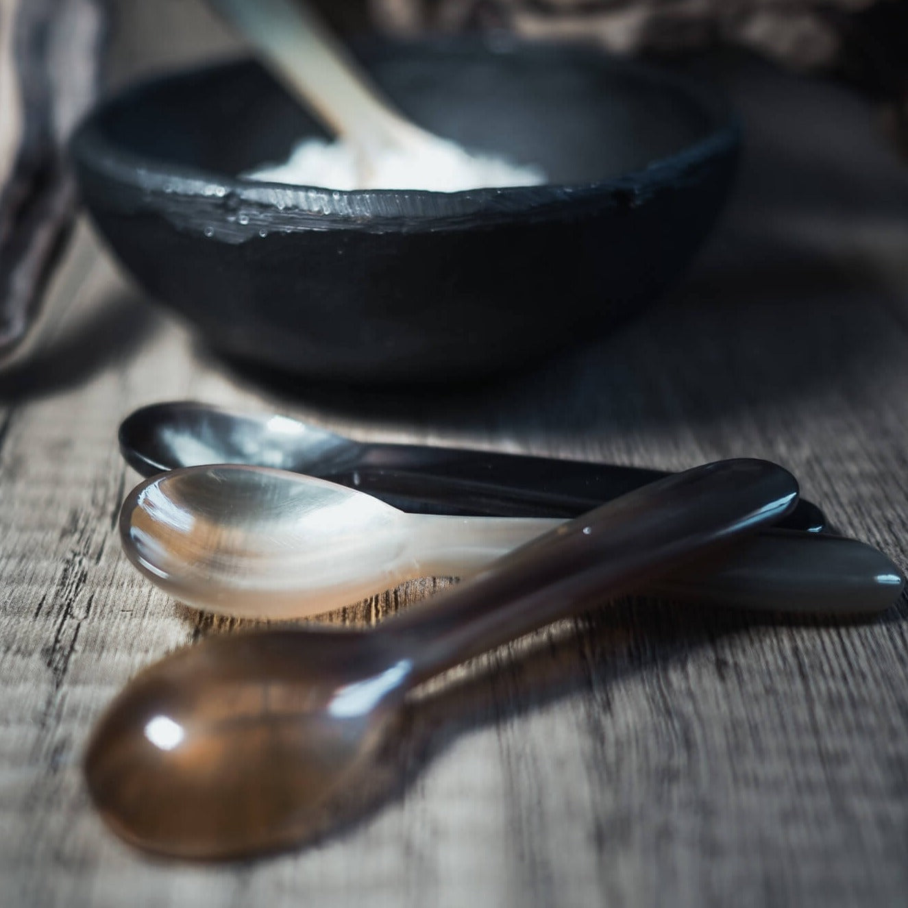 Saltsked i horn, dryckeshorn för vikingmetodisk servering.