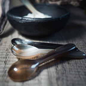 Saltsked i horn, dryckeshorn för vikingmetodisk servering.