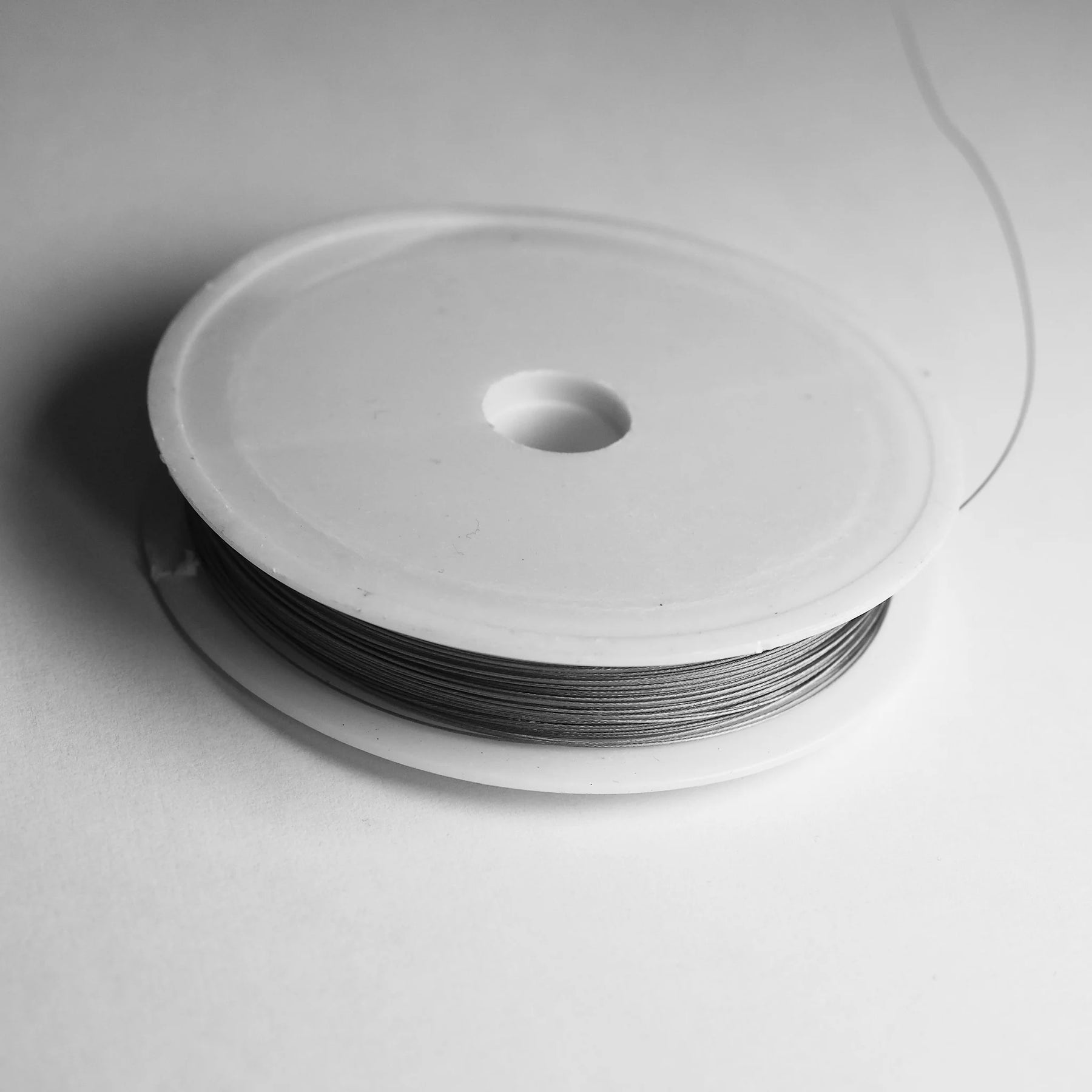 Smyckeswire, metallwire för smyckesbinding.