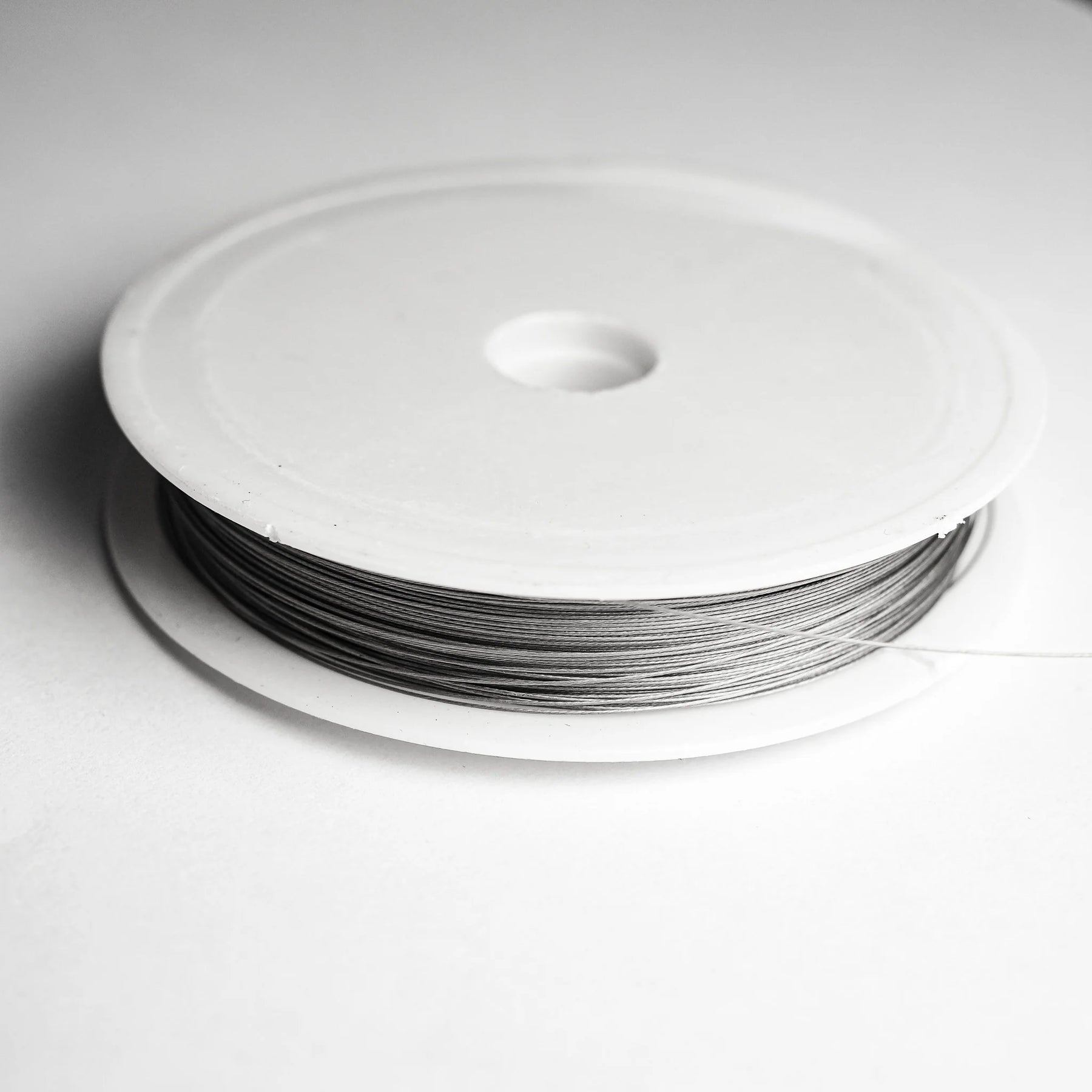 Smyckeswire, metallwire för smyckesbinding.