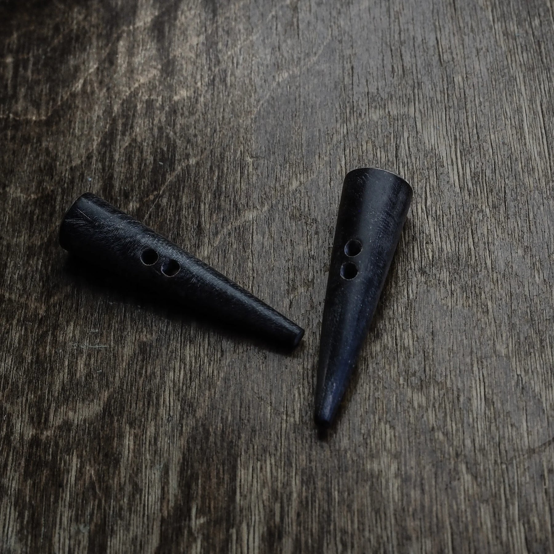 Spetsig hornknapp, naturligt horn dryckeskärl.