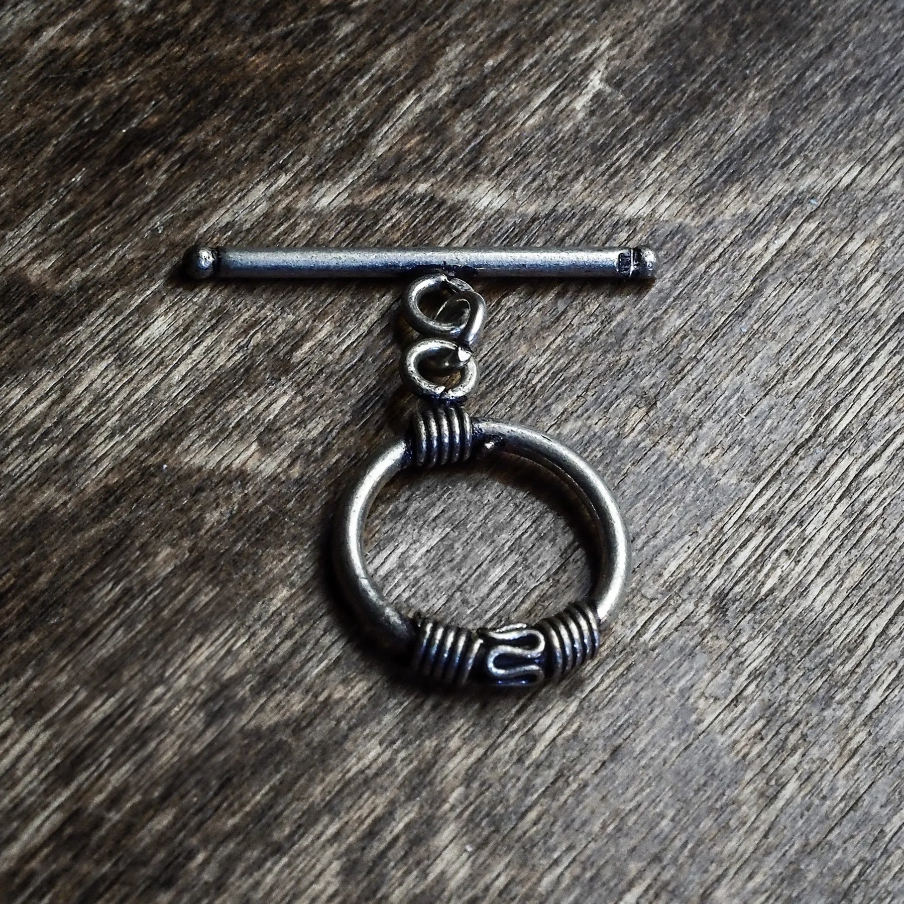 Smyckeslås med dekor, armband med dekorativt mönster.