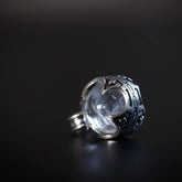Gotlandshänge med bergkristall och ornamental mässingsinfattning, visar detaljerat hantverk och mineralkristallens transparens