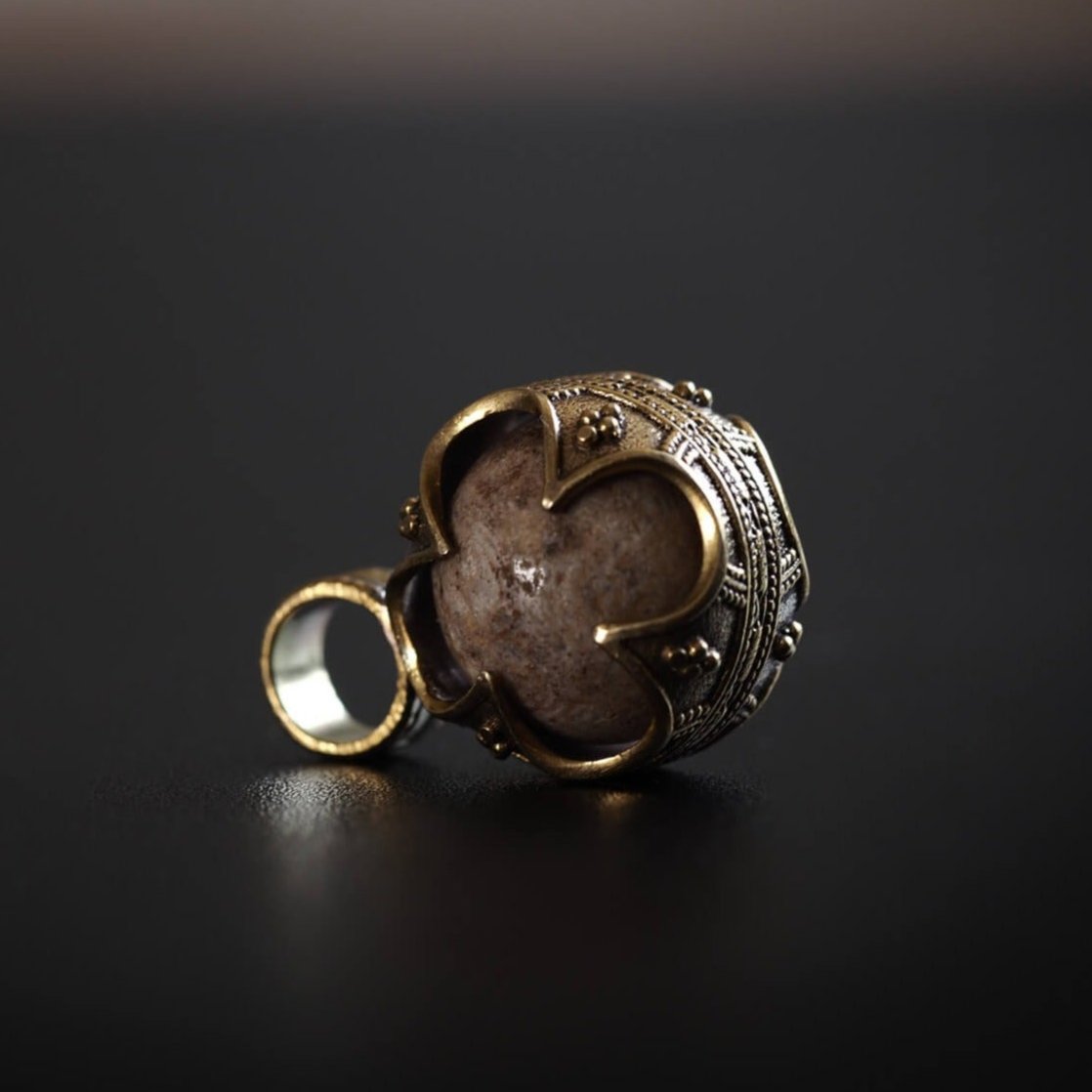 Gotlandshänge jaspis (Vargsten) i silver-plated mässing med granulerad Viking-design