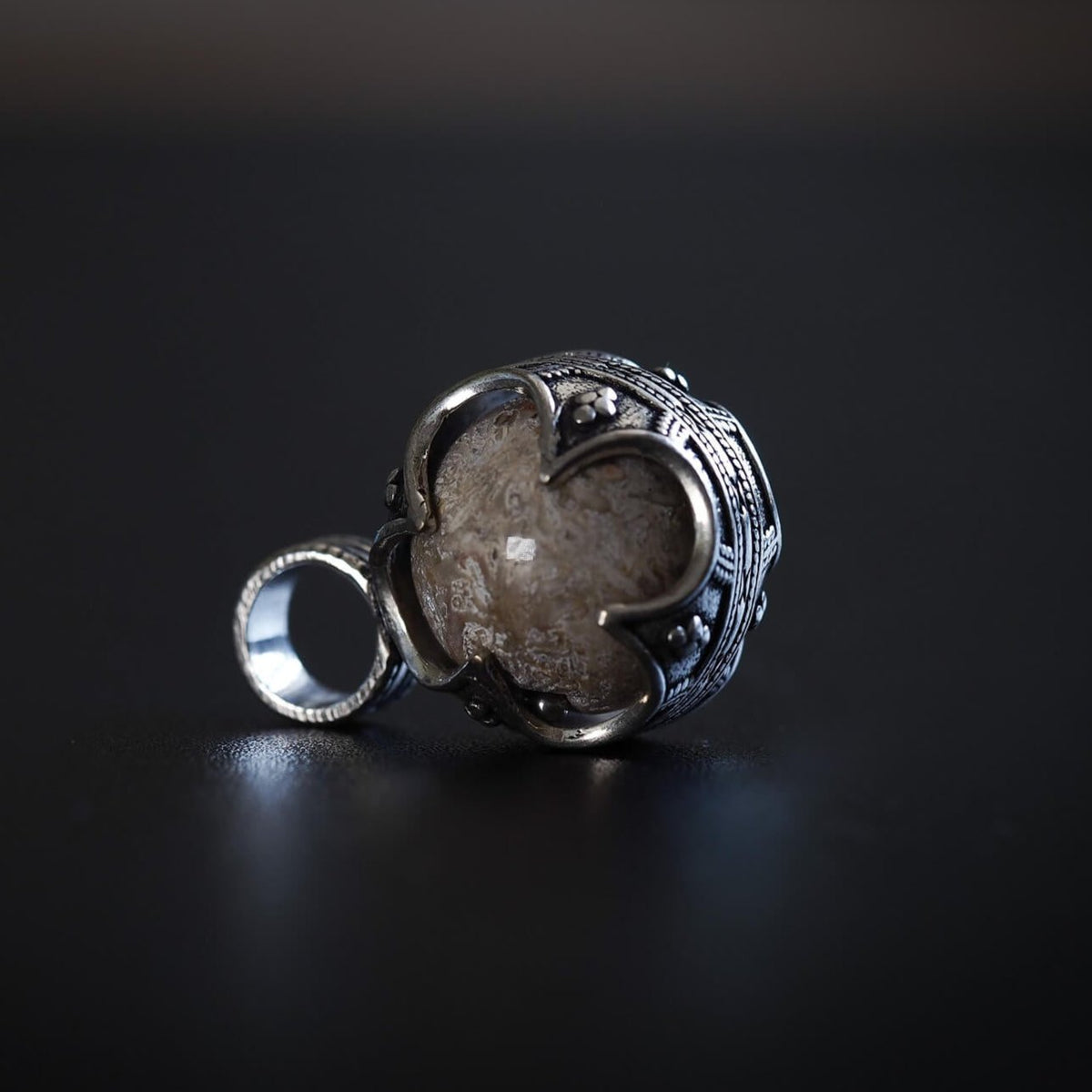 Gotlandshänge med grå jaspis (Vargsten) i silver-plated mässing, två stenar