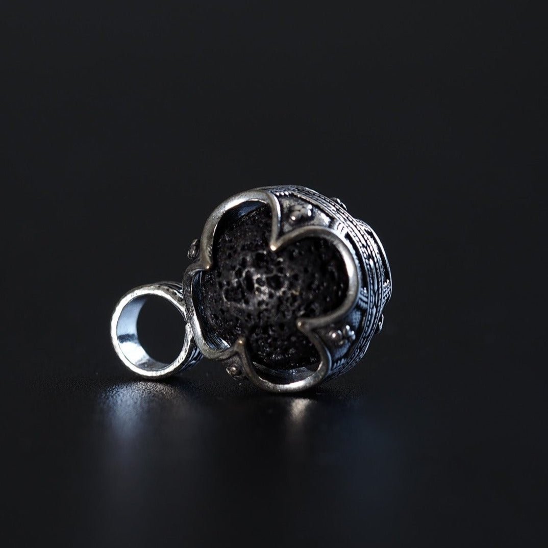 Gotlandshänge med lavasten och silverpläterad metallfasning, visad från olika vinklar för att visa hantverk och utformning.