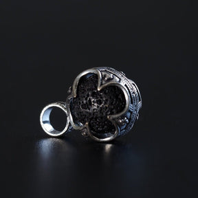 Gotlandshänge med lavasten och silverpläterad metallfasning, visad från olika vinklar för att visa hantverk och utformning.