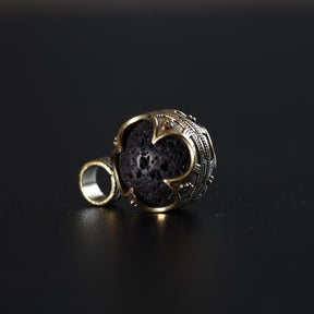 Gotlandshänge med lavassten i silverpläterad mässing, naturlig vulkanisk sten med vikingatida ornament