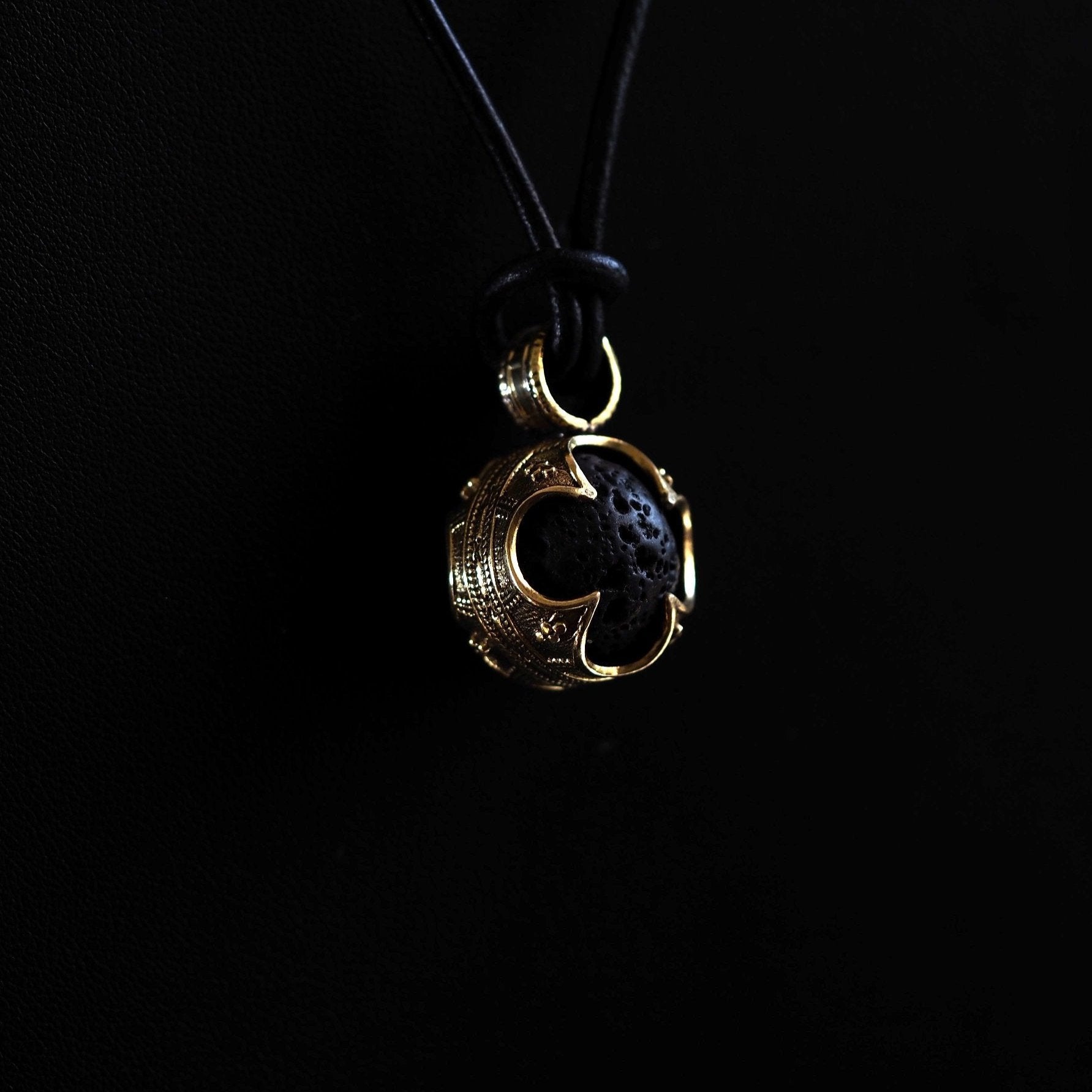 Gotlandshänge med svart lavasten från Gotland infattad i silverpläterad metallfasning med vikingainspirerad design, hängande på svart snöre.