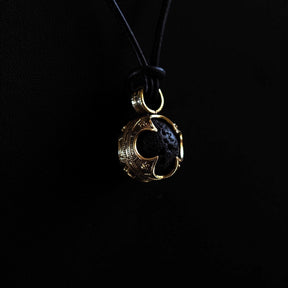 Gotlandshänge med svart lavasten från Gotland infattad i silverpläterad metallfasning med vikingainspirerad design, hängande på svart snöre.