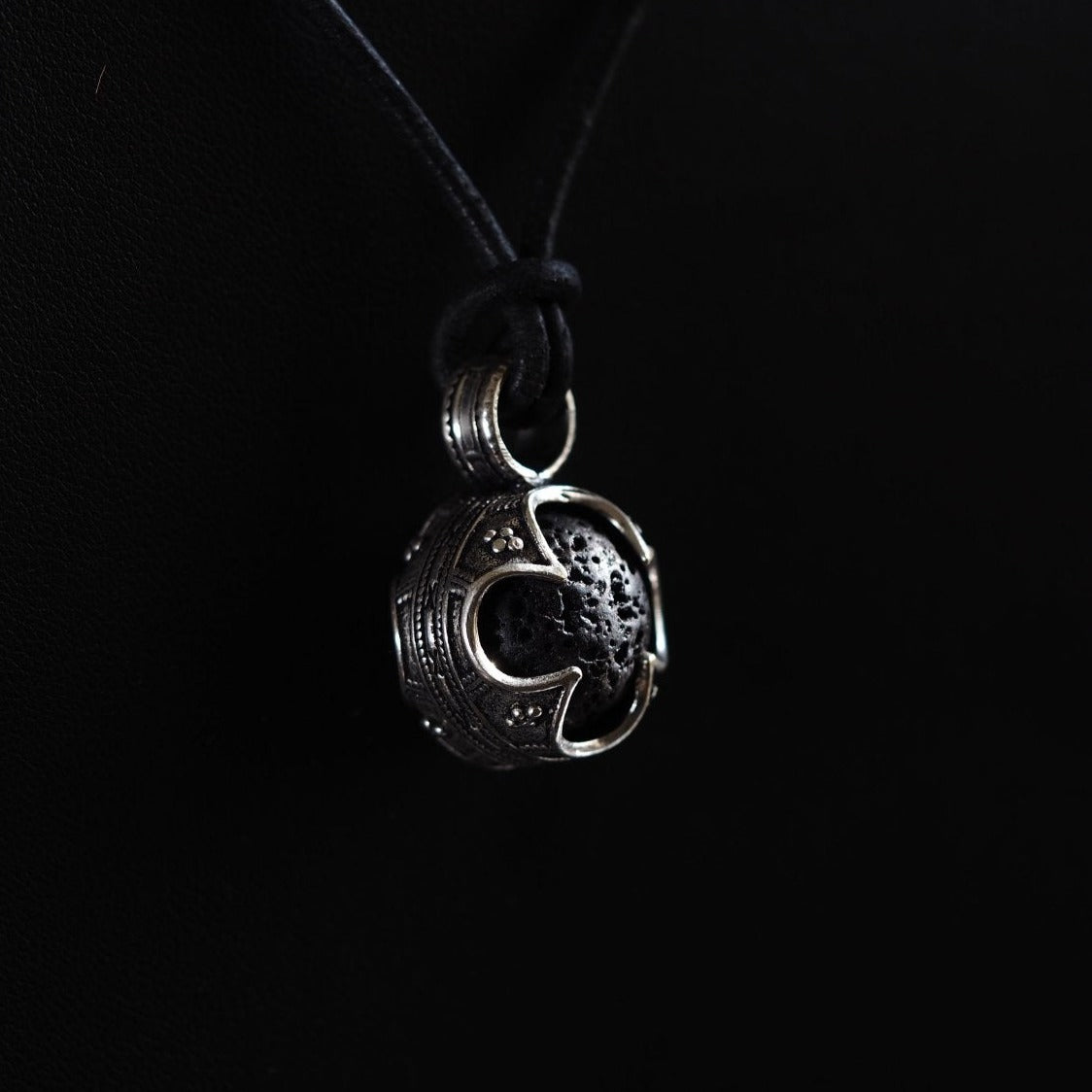 Gotlandshänge med lavassten på läderband, presenterat som bärt halssmycke med vikingatida stil