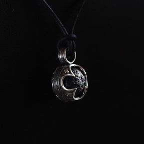 Gotlandshänge med lavassten på läderband, presenterat som bärt halssmycke med vikingatida stil