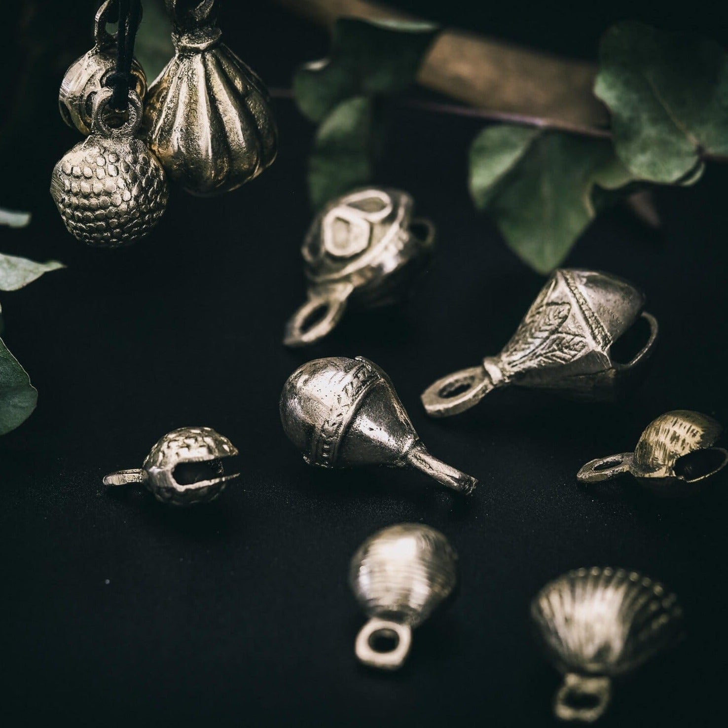 Närbild av mässingbjällror 40mm Prickar-variant med karakteristiska cirkulära prickad mönster och snäckornamentad kantning