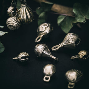 Närbild av mässingbjällror 40mm Prickar-variant med karakteristiska cirkulära prickad mönster och snäckornamentad kantning