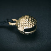 Mässingbjällra 40mm variant Prickar med tät prickad ytstruktur. Studio produktbild visar antik mässingglans och tredimensionell form.