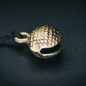 Mässingbjällra 40mm variant Prickar med tät prickad ytstruktur. Studio produktbild visar antik mässingglans och tredimensionell form.