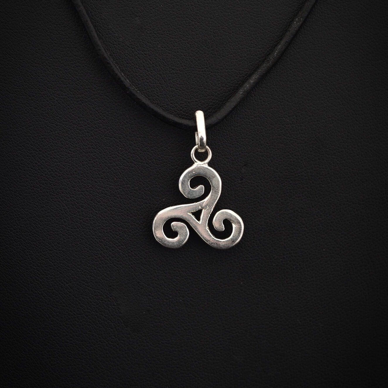 Triskele litet hänge, vikinghänge med triskele-symbol.