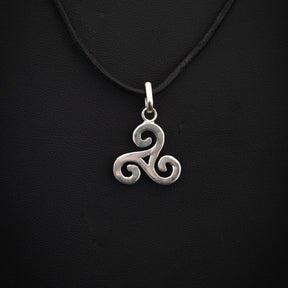 Triskele litet hänge, vikinghänge med triskele-symbol.