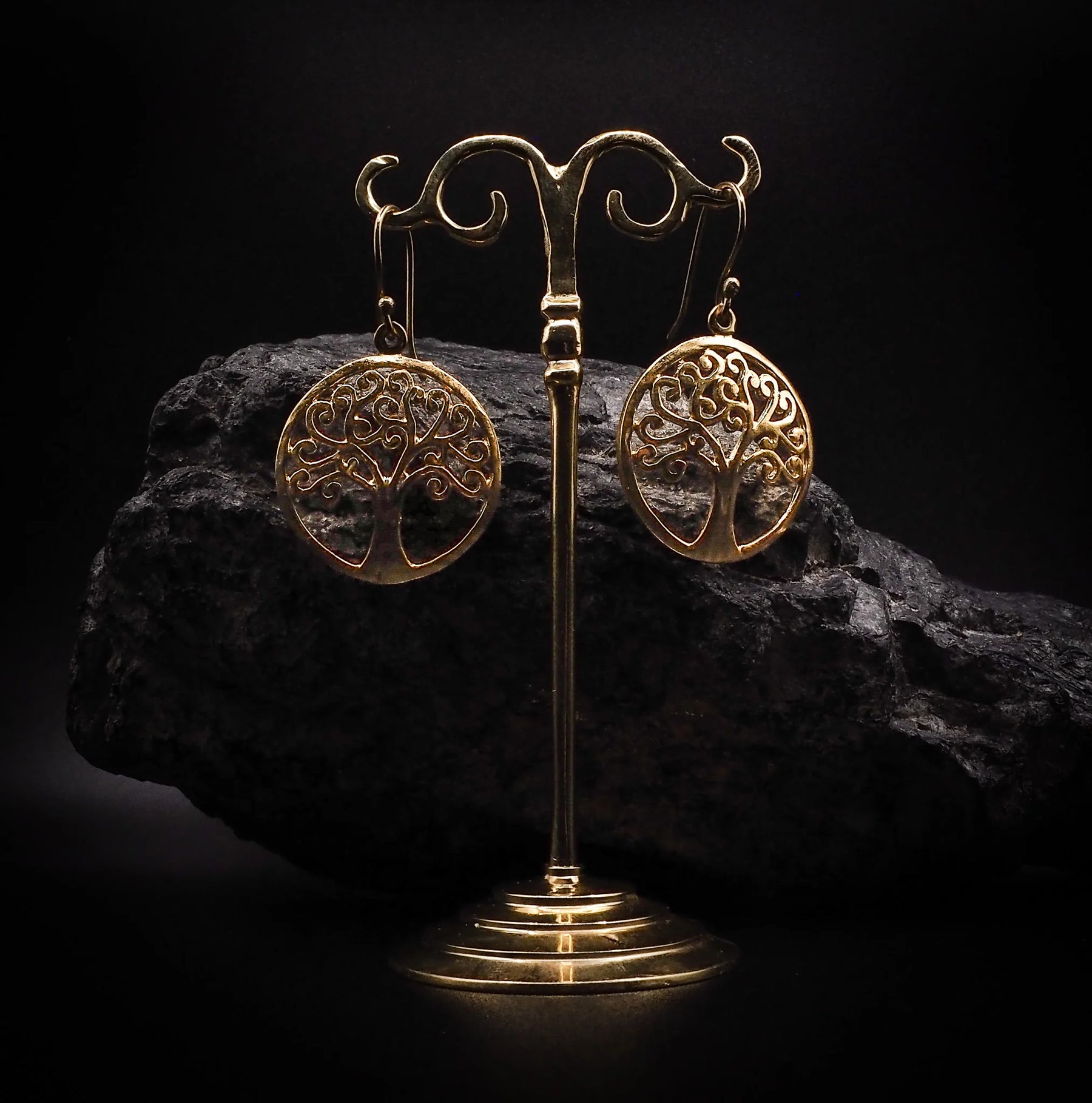 Silverfärgad Yggdrasil Tree of Life örhängsmycke på öra med silver halsband