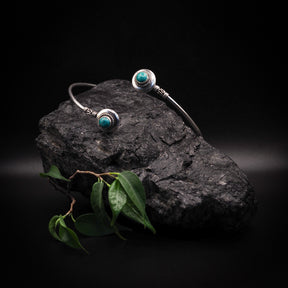 Överarmsring med två stenar, turkos, silverpläterad, med grönska.
