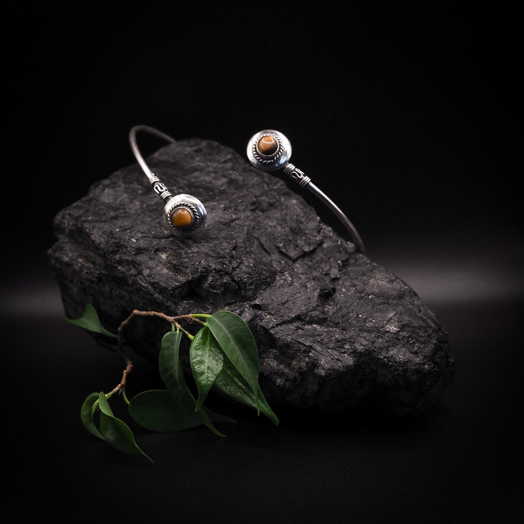 Överarmsring med två stenar, bärnsten, silverpläterad, med grönska.