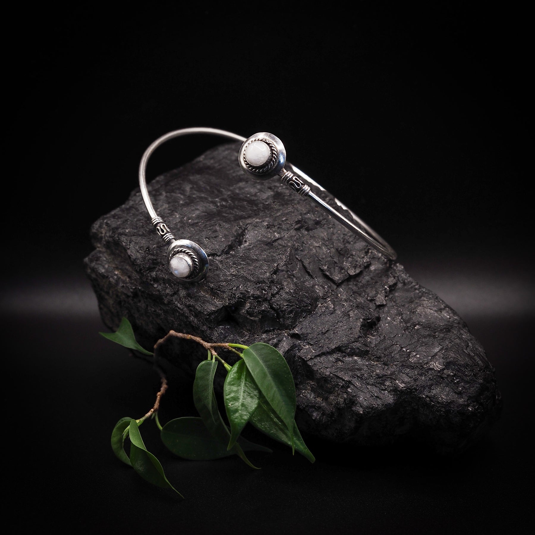 Överarmsring med två stenar, silverpläterad, med grönska.