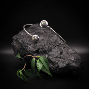 Överarmsring med två stenar, silverpläterad, med grönska.