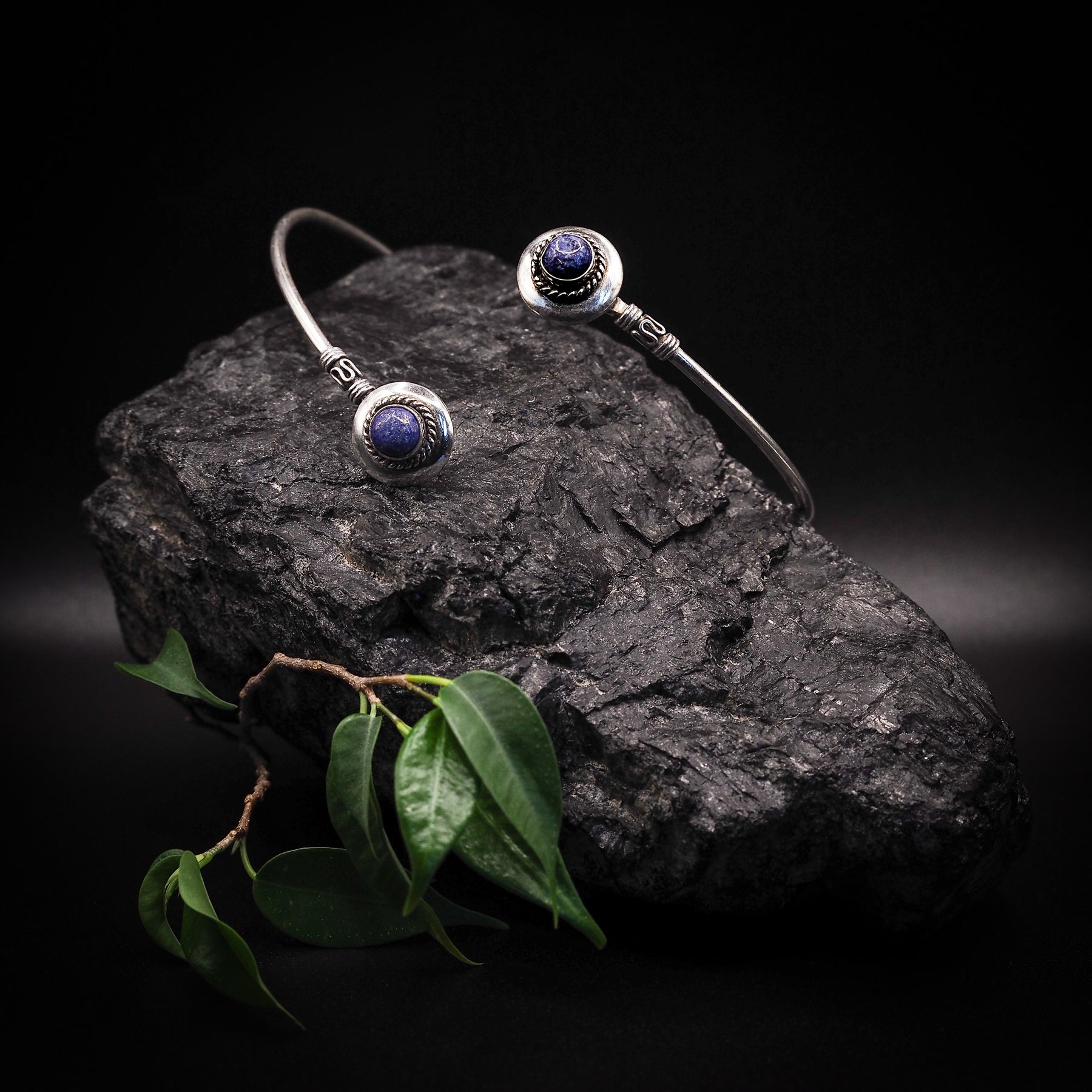 Överarmsring med två stenar, silverpläterad, med grönska.