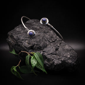 Överarmsring med två stenar, silverpläterad, med grönska.