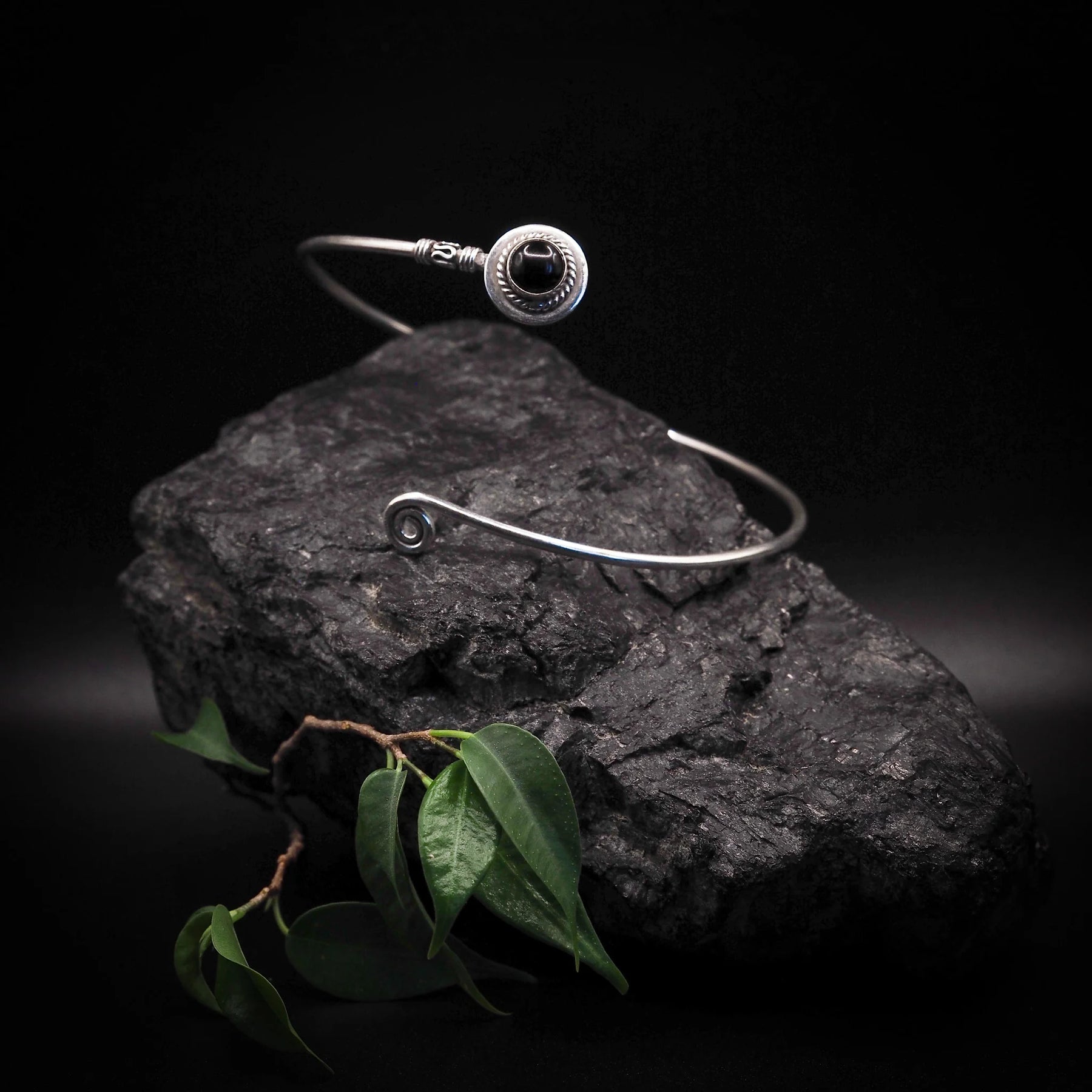 Överarmsring med halvädelsten, silverpläterad, med stenar.