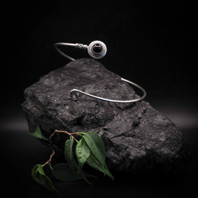 Överarmsring med halvädelsten, silverpläterad, med stenar.