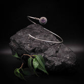 Överarmsring med halvädelsten, silverpläterad, med stenar.