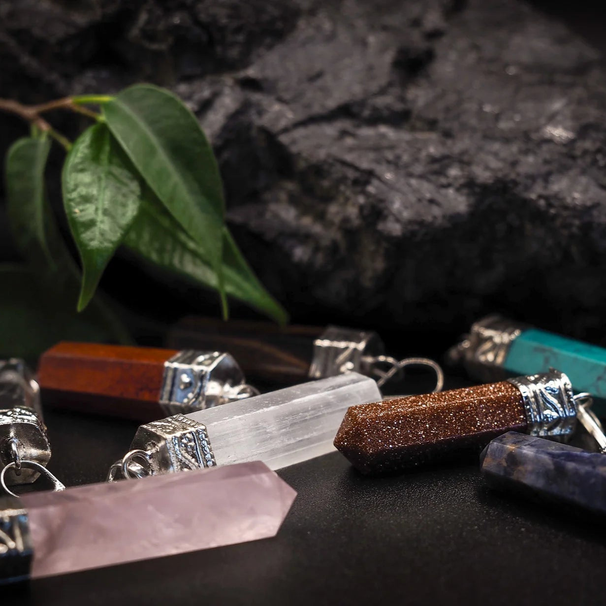 Selenit stenhänge bland andra naturstenssamlingar - mixade mineraler, mässingsfästen, växtdekor