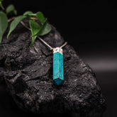 Stenhänge med Turkos - turkosblå färgad howlite i hexagonform med silverpläterad mässingsfastning på kedja