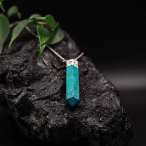 Stenhänge med Turkos - turkosblå färgad howlite i hexagonform med silverpläterad mässingsfastning på kedja