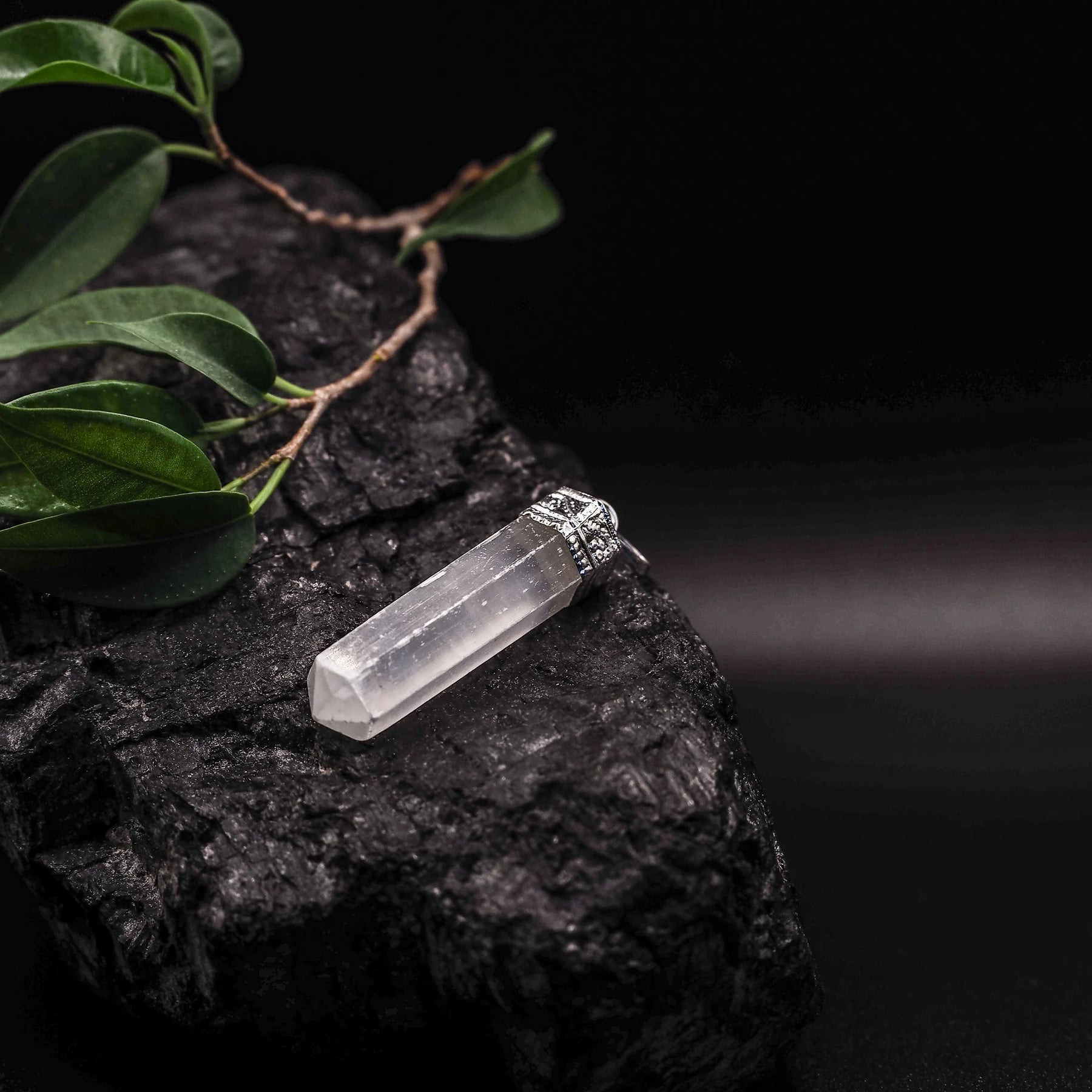 Selenit stenhänge - translucent vit kristall med mässingsfäste och grönska