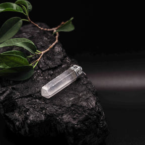 Selenit stenhänge - translucent vit kristall med mässingsfäste och grönska