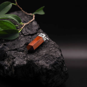 Stenhänge med röd jaspis, varm jordfärgad röd sten i silverfärgad mässing, naturlig och stabil energi, symbol för mod och jordning