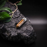 Tigeröga stenhänge - gyllenbrun kristall med karakteristiska ränder, mässingsfäste med växtdekor