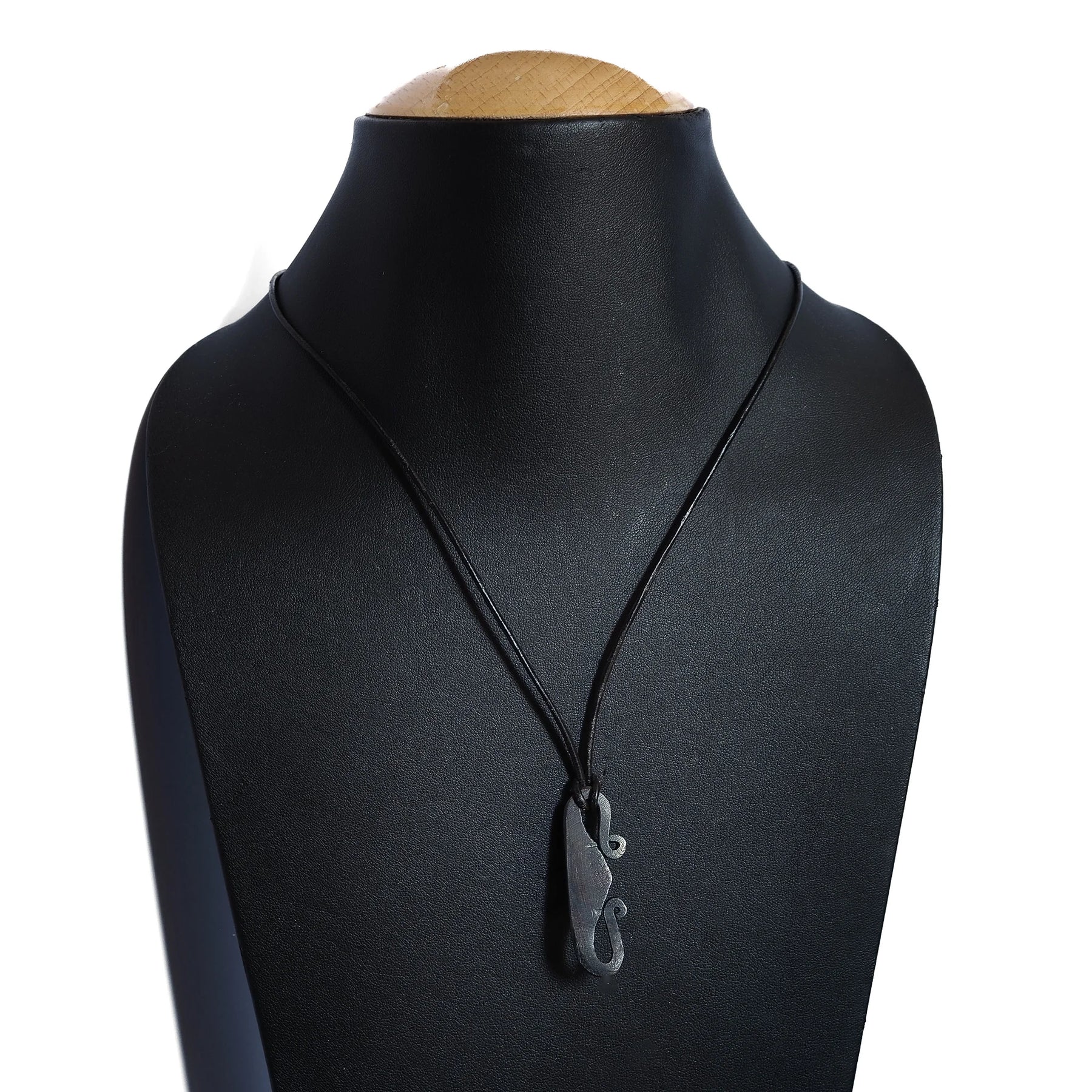 Eldstålshalsband på docka som visar hur pendanten sitter när den är på, med spiraldetaljer på järnet